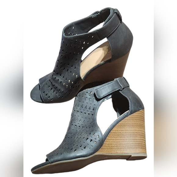 🎅 3/$10 Route 66 Dark Grey Laser Cut Out Peep Toe Wedges Size 8 EUC - Picture 1 of 9